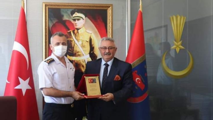 BAŞKANIMIZ SEBAHATTİN TETİK EKİBİYLE BİRLİKTE  JANDARMA İL ALAY KOMUTANI ALBAY SAYIN ERCAN ATOSOY’U MAKAMINDA ZİYARETTE BULUNDU..