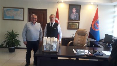 Fransa’dan askerlerimiz için yün çorap ören AYFER DEMİRCİ teyzemizin emanetlerini Avrupa Platformu olarak İl Alay Komutanı Albay ERCAN ATASOY Komutanımıza teslim ettik..