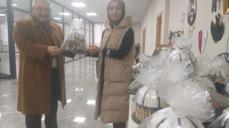 Emirdağ Kadın Kooperatifinde el emeği ürettikleri Topak evlerinden alarak kendilerine destek olan başkanımız SEBAHATTİN TETİK hocalarımızdan bilgi alarak kadın Kültür evini ziyaret etti..