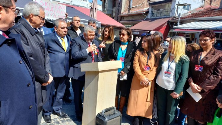 Avrupa Platformu olarak Hasan Polatkan Havaalanı’nın kapatılmasına tepkimizi göstermek için organize ettiğimiz basın toplantımız. Bizleri destekleyen Milletvekilleri, Baro Başkanı, Oda Başkanları, Sivil Toplum Kuruluşları ve Eskişehir halkına ve basın mensuplarına teşekkür ediyoruz..